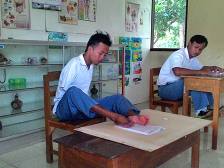 Peserta Ujian Nasional (UN) di SLB Negeri Wonogiri mengerjakan soal ujian, Selasa (5/4/2016). (Bayu Jatmiko Adi/JIBI/Solopos)