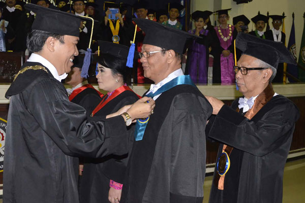 Rektor Undip, Prof Yos Johan Utama, melantik tiga guru besar pada rapat senat akademik terbuka di Gedung Prof Soedarto, kampus Undip Tembalang, Semarang, Sabtu (23/4/2016). (JIBI/Semarangpos.com/Insetyonoto)