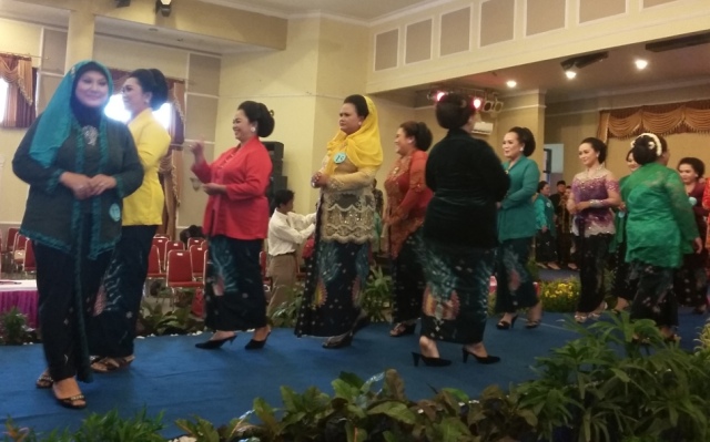 Peserta lomba berkebaya khas Ponorogo tampil di gedung Sasana Praja Pemkab Ponorogo, Rabu (27/4/2016). (Abdul Jalil/JIBI/Madiunpos.com)