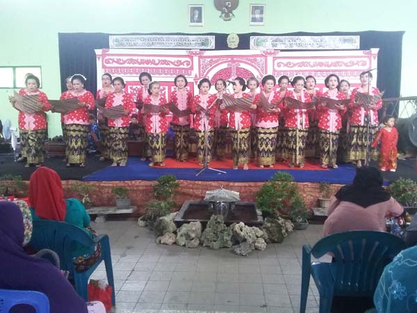Ibu-ibu PKK Karangbendo saat menampilkan pertunjukan macapat dalam rangka acara penringatan Hari Kartini yang didakan di Gedung Serba Guna Dusun Karangbendo, Banguntapan, Bantul, Kamis (21/4/2016). (Yudho Priambodo/JIBI/Harian Jogja)
