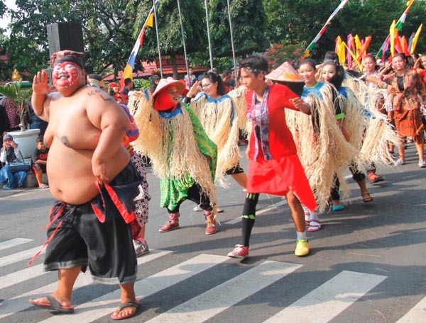 Ratusan anggota sanggar tari di Kulonprogo unjuk kreativitas memeriahkan memeriahkan Jogja JejogEdan untuk memperingati Hari Tari Sedunia, Jumat (29/4/2016) sore. (Rima Sekarani I.N/JIBI/Harian Jogja)