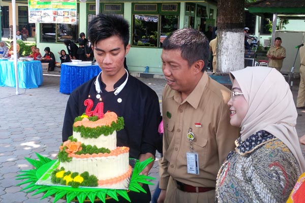 Walikota Jogja Haryadi Suyuti dan isteri menerima kado ulang tahun pernikahan ke-24 di halaman Balai Kota, Senin (11/4/2016). (Ujang Hasanudin/JIBI/Harian Jogja)