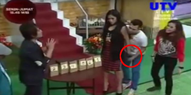 Jessica remas kemaluan Raffi Ahmad. (Istimewa/Youtube)
