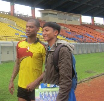 Gelandang Sriwijaya FC, Hilton Moreira, berfoto bersama dengan seorang fans seusai latihan di Stadion Si Jalak Harupat, Kabupaten Bandung, Jumat (29/4/2016) pagi. (Hanifah Kusumastuti/JIBI/Solopos)