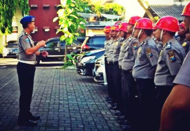 Sebanyak 21 polisi di bawah Polda Jawa Timur yang melanggar disiplin menjalani hukuman di Mapolda Jatim, Senin (25/4/2016). (polrespacitan.com)
