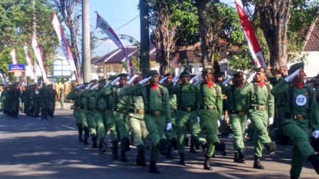 Anggota perlindungan masyarakat melakukan defile usai mengikuti upacara di Alun-alun Satya Negara, Sukoharjo, Rabu (27/4/2016).
. (Trianto Hery Suryono/JIBI/Solopos)