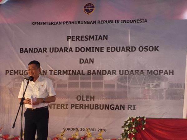 Menteri Perhubungan Ignasius Jonan memberikan sambutan saat peresmian pengembangan bandara Domine Eduard Osok (DEO) di kota Sorong, Papua Barat , Sabtu (30/4/2016).
