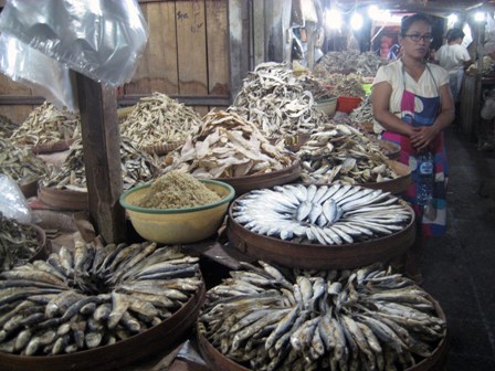 Pedagang ikan asin di Pasar Legi Solo menunggu pembeli di kiosnya, Selasa (12/4/2016). (Sunaryo Haryo Bayu/JIBI/Solopos)