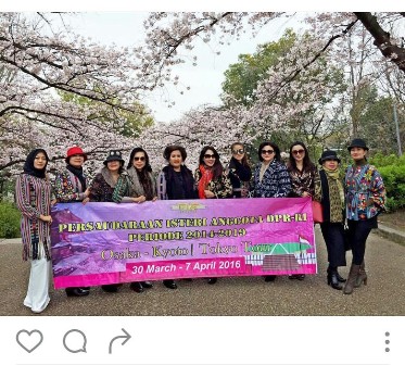 Para istri DPR berpose di bawah pohon sakura saat di Jepang (istimewa)