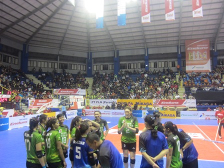 Pelatih tim putrid Jakarta Pertamina Energi, Tien Mie (tiga dari kanan, tampak dari belakang), memberikan intruksi kepada anak buahnya di sela-sela laga melawan Gresik Petrokimia pada laga Final Four Seri I Pertamina Energi di GOR C-Tra Arena, Bandung, Jumat (29/4/2016) malam. (Hanifah Kusumastuti/JIBI/Solopos)