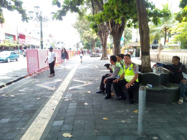 Jalan Malioboro kini lengang dari parkir sepeda motor, setelah relokasi parkir ke Jalan Abu Bakar Ali mulai diberlakukan, Senin (4/4/2016). (Gilang Jiwana/JIBI/Harian Jogja)