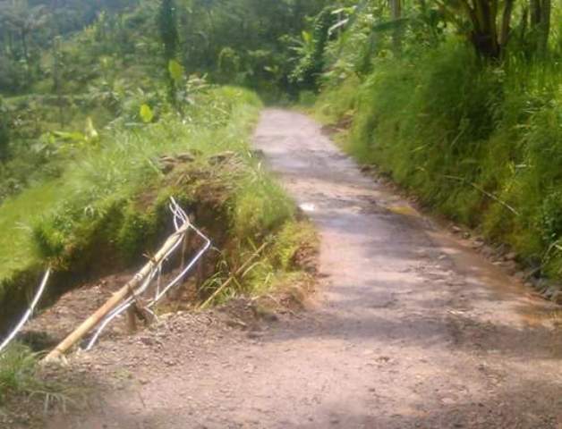 Kondisi jalan rusak yang menghubungkan Kecamatan Pulung dan Kecamatan Pudak Ponorogo. (Facebook-Setenpo)