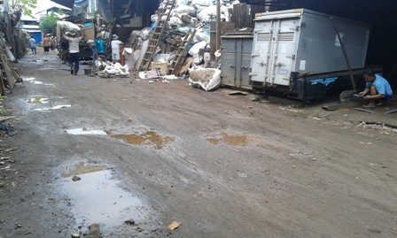Pedagang berkegiatan di sekitar jalan yang rusak di Kompleks Pasar Besi Tua, Kelurahan Semanggi, Pasar Kliwon, Solo, Kamis (7/4/2016). (Irawan Sapto Adhi/JIBI/Solopos)