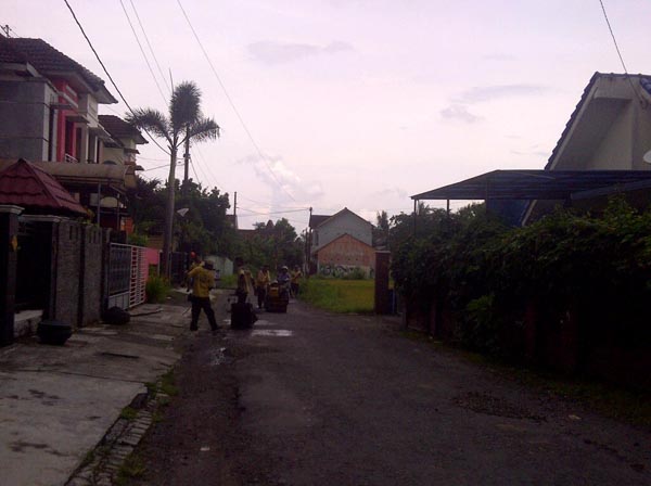 Sejumlah petugas dari DPUP Sleman sedang menambal jalan-jalan yang berlubang di jalan Gondanglegi, Karangmloko, Sariharjo, Ngaglik, Sleman, Kamis (7/4/2016). (Abdul Hamid Razak/JIBI/Harian Jogja)