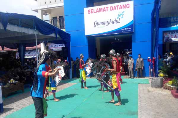 Atraksi kesenian jathilan ikut menyemarakan peresmian Pasar Semin. Selasa (12/4/2016) (David Kurniawan/JIBI/Harian Jogja)