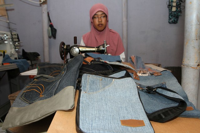Fajar Nurul Hidayah, 23, membuat tas dari bahan jeans bekas di rumahnya di Sekarpace, Jebres, Solo, Sabtu (23/4/2016).(Sunaryo Haryo Bayu/JIBI/Solopos)