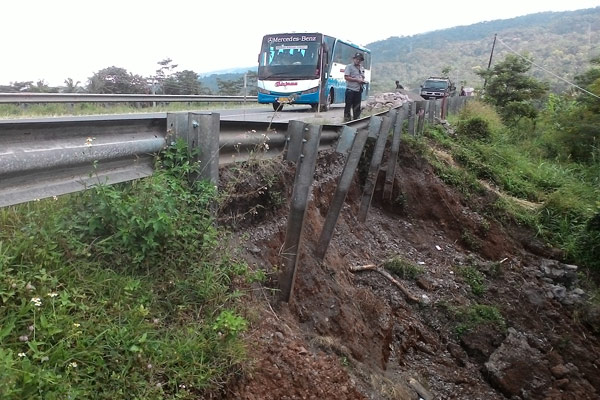 Talut di Jalan Lingkar Ambarawa (JLA) yang mengalami longsor akibat tergerus air hujan. Foto diambil, Selasa (26/4/2016). (Imam Yuda Saputra/JIBI/Semarangpos.com)