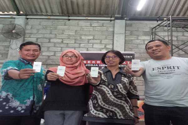 Keempat peserta konvensi bakal calon walikota dan wakil walikota yang akan diusung gerakan masyarakat JOINT menunjukan alat tes urin yang hasilnya negatif narkoba di Sekretariat JOINT, Sabtu (16/4/2016). (Ujang Hasanudin/JIBI/Harian Jogja)