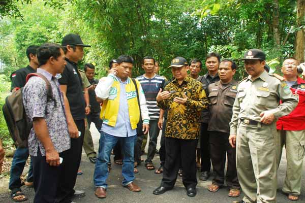 Wakil Bupati Immawan Wahyudi saat memberikan pengarahan dan pembinaan kepada sejumlah joki di kawasan Hutan Tleseh, Kamis (21/4/2016). (David Kurniawan/JIBI/Harian Jogja)