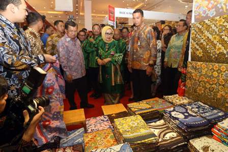 Wakil Presiden Jusuf Kalla (keempat kiri) bersama Ibu Mufidah Jusuf Kalla (keempat kanan) didampingi Menteri Perindustrian Saleh Husin (kelima kanan) saat meninjau pameran Incraft 2016 di Jakarta, Rabu (20/4/2016). Pameran yang mengangkat tema jelajah warisan nusantara karya anak bangsa tersebut didukung BNI dalam rangka semarak 70 tahun BNI dengan menghadirkan 34 stand dari mitra binaan dan debitur yang bergerak di bidang industri kreatif. (Abdullah Azzam/JIBI/Bisnis)