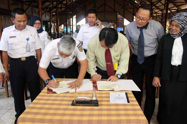 Executive Vice President (EVP) PT KAI Daop 6 Jogja Hendy Helmy (kiri) dan Asisten Perdata dan Tata Usaha Negara Kejati DIY Totok Bambang SD ketika menandatangani nota kesepakatan di RM Mang Engking, Jl Soragan, Sleman, Kamis (7/4/2016). (Kusnul Isti Qomah/JIBI/Harian Jogja)