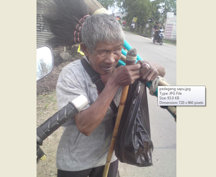 Kakek-kakek penjual sapu di Madiun yang berniat berkurban. (Facebook-Fathur Rachman)