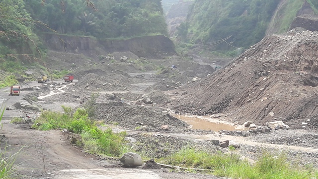 Sejumlah truk keluar masuk kawasan Kali Apu, Selo, Boyolali, Sabtu (9/4/2016). Sementara, satu alat berat terpantau masih beroperasi mengeruk pasir dan batu di kawasan tersebut. (Hijriyah Al Wakhidah/JIBI/Solopos)