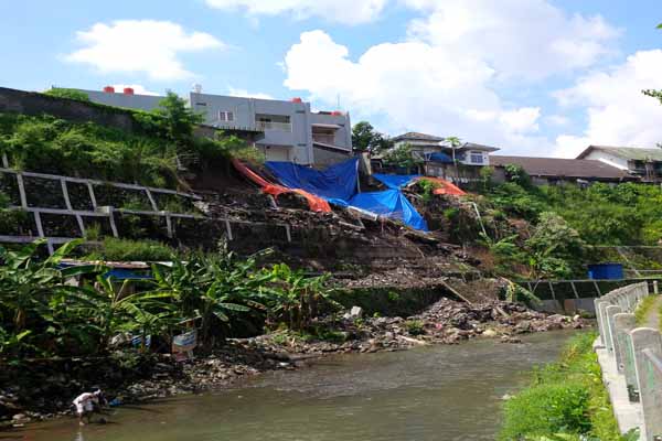 Longsor tebing Sungai Code di wilayah Terban, beberapa waktu lalu sampai Senin (18/4/2016) belum bisa diperbaiki karena ada bangunan diatasnya.? (Ujang Hasanudin/JIBI/Harian Jogja)