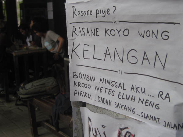 Salah satu poster di 'Kantin Bonbin', kompleks Kampus Sosial-Humaniora Universitas Gadjah Mada, Jln.Sosio-Humaniora, pada Selasa (12/4/2016). (Uli Febriarni/JIBI/Harian Jogja)
