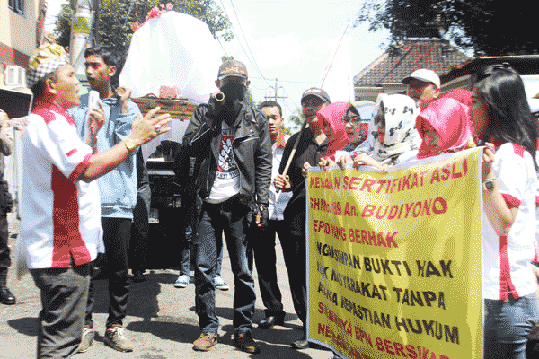 Kordinator aksi demo warga dari LSM GAN Indonesia, Yohanes Sugiwiyarno (kiri), tengah memberikan orasi demo di depan para anggotanya di depan Kantor Pertanahan Kabupaten Semarang, Ungaran, Kamis (21/4/2016). Aksi demo itu diwarnai pengusungan keranda yang dibawa oleh para warga. (Imam Yuda Saputra/JIBI/Semarangpos.com)
