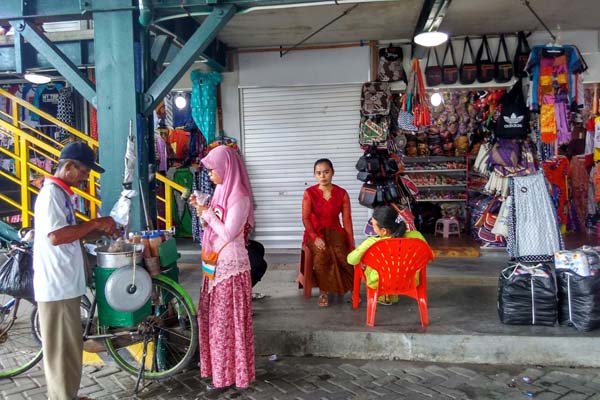 Pedagang di Jalan Abu Bakar Ali menegakan baju kebaya, Rabu (20/4/2016). (Gigih M. Hanafi/JIBI/Harian Jogja)