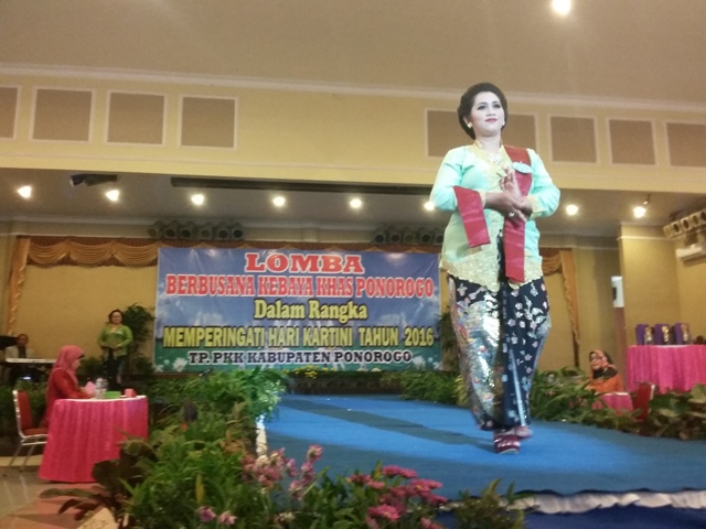 Peserta Lomba Berbusana Kebaya berlenggak-lenggok di catwalk gedung Sasana Praja Pemkab Ponorogo, Rabu (27/4/2016). (Abdul Jalil/JIBI/Madiunpos.com)