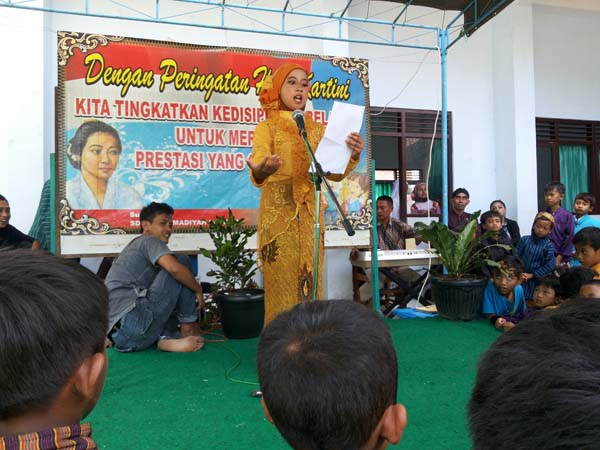 Seorang siswa perempuan tampil membacakan puisi dalam rangka peringatan hari kartini di SD Muhammadiyah Piyaman, Wonosari, Gunungkidul, Kamis (21/4/2016). (Mayang Nova Lestari/JIBI/Harian Jogja)