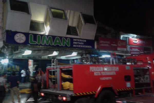 Petugas damkar memadamkan api di Toko Liman, Malioboro, Jogja. (JIBI/Harian Jogja/Ist)