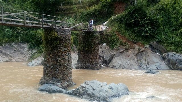 Lokasi jatuhnya sepeda motor milik Suyatno di sungai Dukuh Pucung, Desa Sendang, Ponorogo, Kamis (7/4/2016). (Istimewa)
