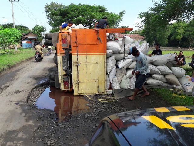 Truk pengangkut 7,5 ton gabah terguling di Desa Bangunrejo, Kecamatan Sukorejo, Ponorogo, Senin (18/4/2016). (Istimewa)
