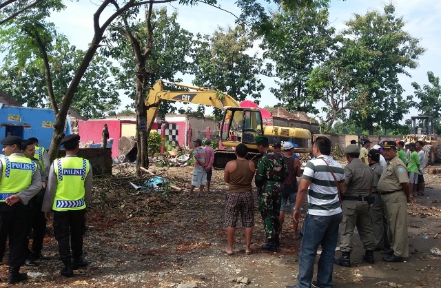Pembongkaran bangunan di bekas lokalisasi Kedung Banteng, Ponorogo, Selasa (12/4/2016). (Abdul Jalil/JIBI/Madiunpos.com)