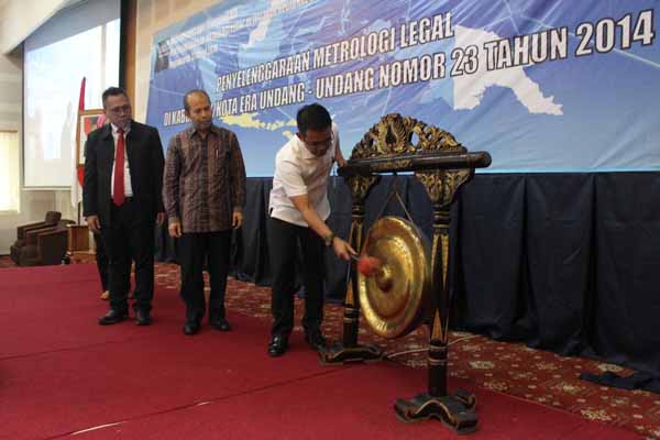 Ditjen PKTN Syahrul Mamma ketika memukul gong sebagai tanda pembukaan Harmonisasi dan Sinkronisasi Penyelenggaraan Metrologi Legal di Kabupaten/Kota era UU No 23 Tahun 2014 di Hotel Inna Garuda, Jogja, Rabu (27/4/2016). (Kusnul Isti Qomah/JIBI/Harian Jogja)