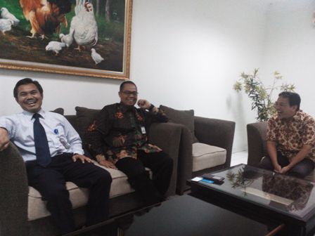 Kepala Perwakilan Bank Indonesia (BI) Solo Bandoe Widiarto (tengah) didampingi Deputi Kepala Perwakilan BI Solo, Muhammad Taufik. A (kiri) saat berbincang dengan Direkur PT Aksara Solopos Bambang Natur Rahadi di Griya Solopos, Kamis (14/4/2016). (Anik Sulistyawati/JIBI/Solopos)