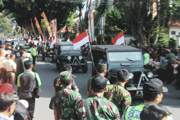 Mobil-mobil American Jeep melintas di Jl Diponegoro, Salatiga, tepatnya di depan Makorem 073/Makutarama, Rabu (20/4/2016). Mobil-mobil ini melintas untuk memeriahkan Kirab Merah Putih yang digelar oleh Korem 073/Makutarama. (Imam Yuda Saputra/JIBI/Semarangpos.com)