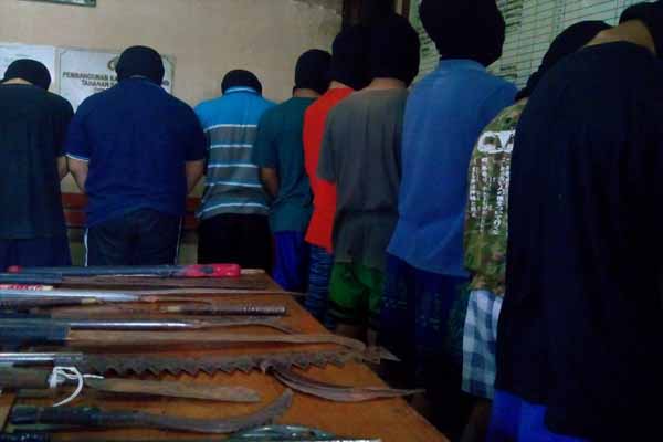 Sembilan pelajar ditangkap Polres Sleman berikut barang bukti senjata tajam saat akan melakukam tawuran, Senin (11/4/2016). (Sunartono/JIBI/Harian Jogja)
