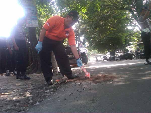 Tim Identifikasi dari Laboratorium Forensik melakukan olah TKP ulang di depan UD Dadi, Jalan Kebonagung, Dusun Kronggahan, Sendangadi, Mlati, Sleman, Senin (18/4/2016) pukul 13.00 WIB. (Sunartono/JIBI/Harian Jogja)