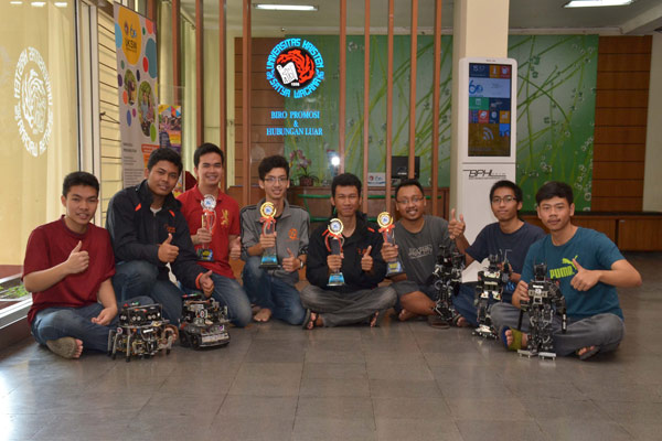 Tim R2C UKSW berpose dengan robot karya mereka di Kampus UKSW, Salatiga, Senin (25/4/2016).