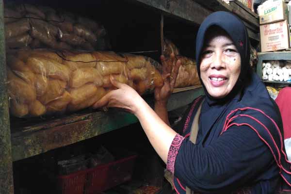 Pedagang krecek Pasar Demangan, Jadi, menunjukkan krecek kemasan kiloan yang ia jual, Jumat (8/4/2016). Saat ini, ia menjual krecek seharga Rp140.000 per kg. (Bernadheta Dian Saraswati/JIBI/Harian Jogja)