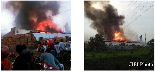 Asap membubung tinggi dan api besar menyala di pabrik mebel Rakabu Sejahtera di Kalijambe, Sragen, Selasa (19/4/2016). Kebakaran pabrik milik Joko Widodo itu terjadi sejak sore. (Istimewa/Hasfitri/Kalijambe)