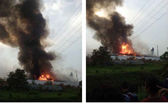 Asap membubung tinggi dan api besar menyala di pabrik mebel Rakabu Sejahtera di Kalijambe, Sragen, Selasa (19/4/2016). Kebakaran pabrik milik Joko Widodo itu terjadi sejak sore. (Istimewa/Hasfitri/Kalijambe)