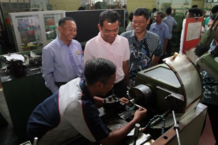 Kepala sekolah dari Myanmar melihat pembelajaran praktik mesin saat studi banding bertema Myanmar Principals Visit di SMK Katholik Santo Mikael Solo, Selasa (12/4/2016).(Ahmad Fauzan/JIBI/Solopos)