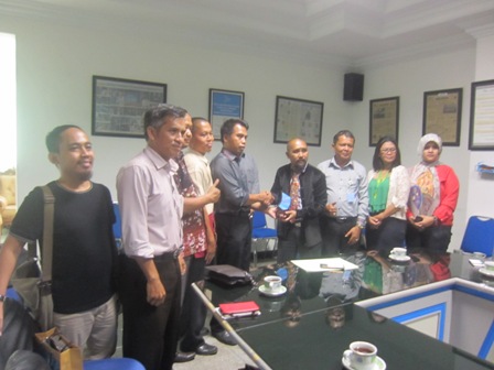Ketua Peradi Surakarta M.Badrus Zaman (empat dari kanan) menyerahkan kenang-kenangan kepada Pemimpin Redaksi Solopos. Suwarmin (lima dari kanan) saat berkunjung ke Griya Solopos, Selasa (26/4/2016). (Anik Sulistyawati/JIBI/Solopos)