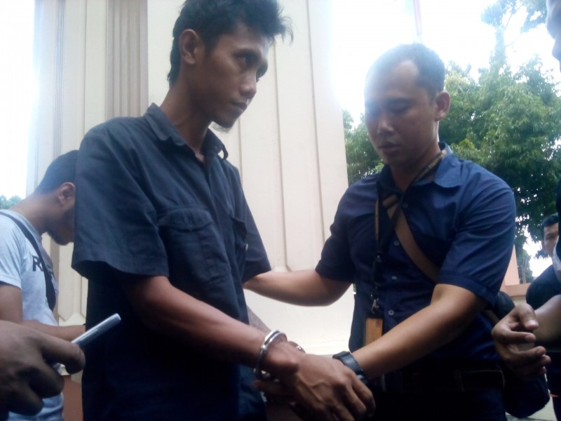 Petugas Satresnarkoba Polres Sleman memborgol tangan kurir sabu yang tertangkap basah akan menyelundupkan sabu di PN Sleman, Selasa (5/4/2016).(Sunartono/JIBI/Harian Jogja)