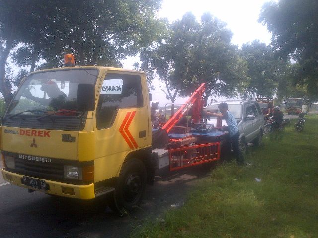 Mobil derek hendak membawa mobil Isuzu Panther warna silver ke kantor
Satlantas Polres Karanganyar, Jumat (22/4/2016). Mobil itu terlibat
kecelakaan beruntun saat melaju di Jalan Solo-Tawangmangu. (Sri Sumi Handayani/JIBI/Solopos)